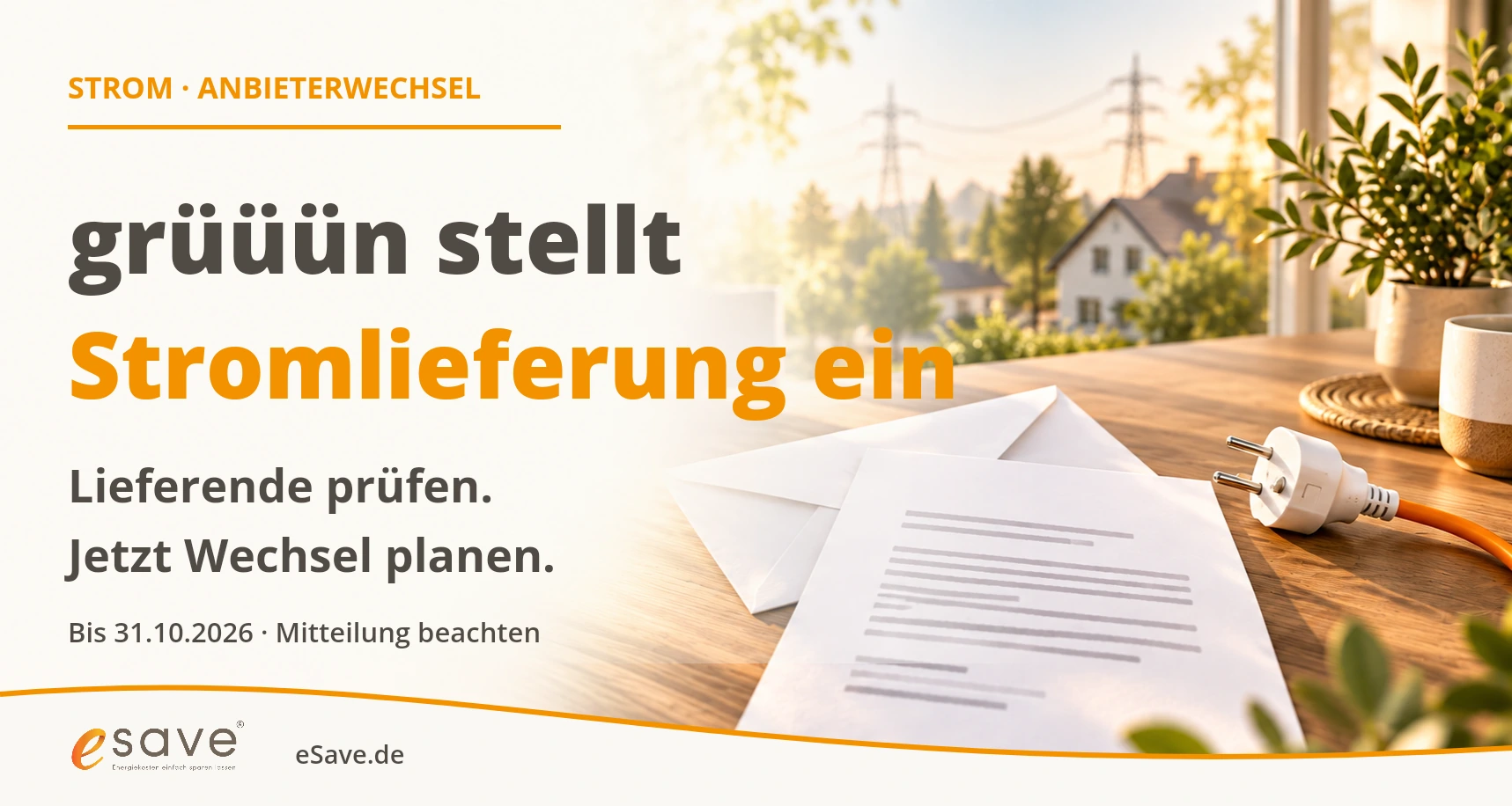 grüüün stellt die Stromlieferung bis zum 31. Oktober 2026 ein: Kundenschreiben und Stromstecker in einer warmen Wohnszene veranschaulichen die Vorbereitung des Anbieterwechsels.